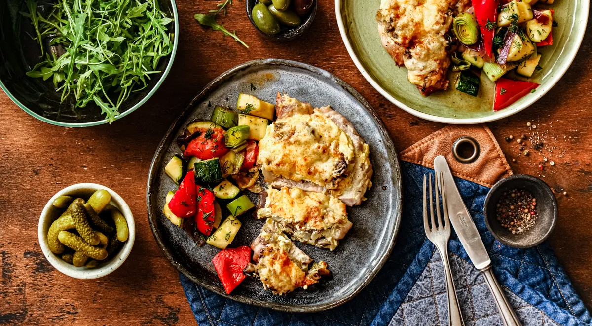 Отбивная из свиной корейки с грибами и сыром