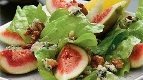 Зеленый салат с инжиром, горгонзолой и грецкими орехами