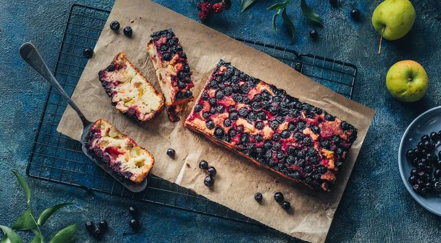 Рецепт шарлотки с изюмом, яблоками и черноплодной рябиной