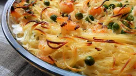 Пирог из спагетти с креветками, зеленым горошком и маскарпоне