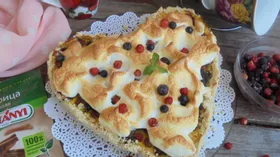 Рассыпчатый пирог с ягодами и безе