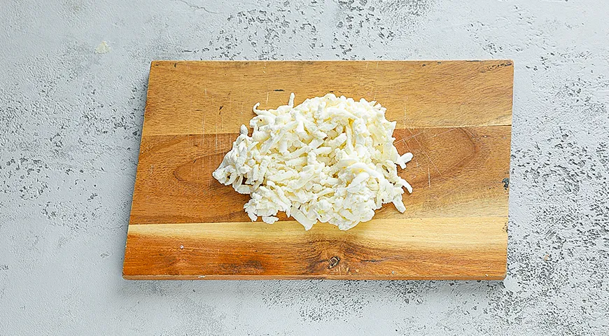 Хрустящие трубочки с колбасой и моцареллой