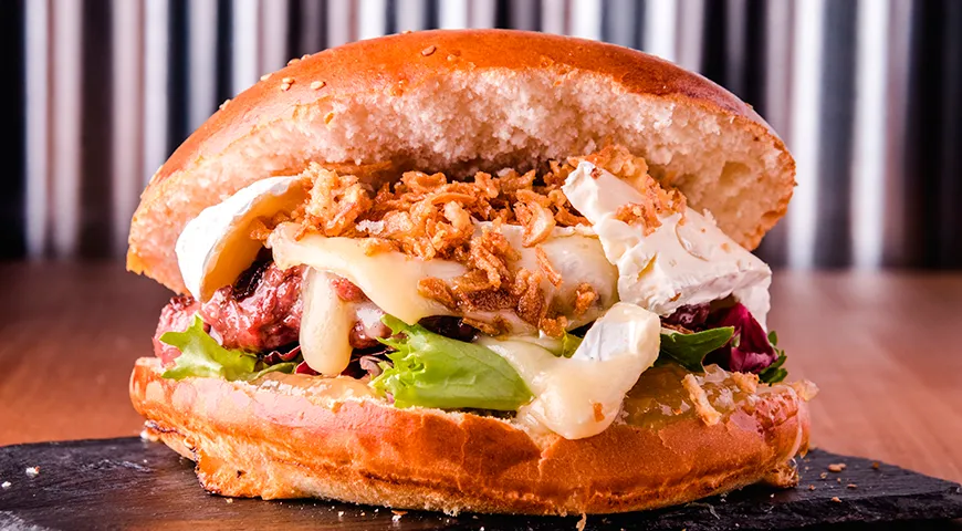 Во Франции распространен гамбургер с сыром бри и карамелизированным луком