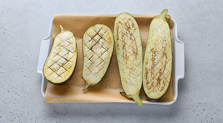 Баклажаны, фаршированные колбасками и овощами