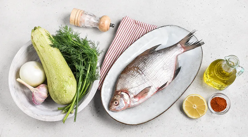 Лещ, запеченный целиком в фольге в духовке