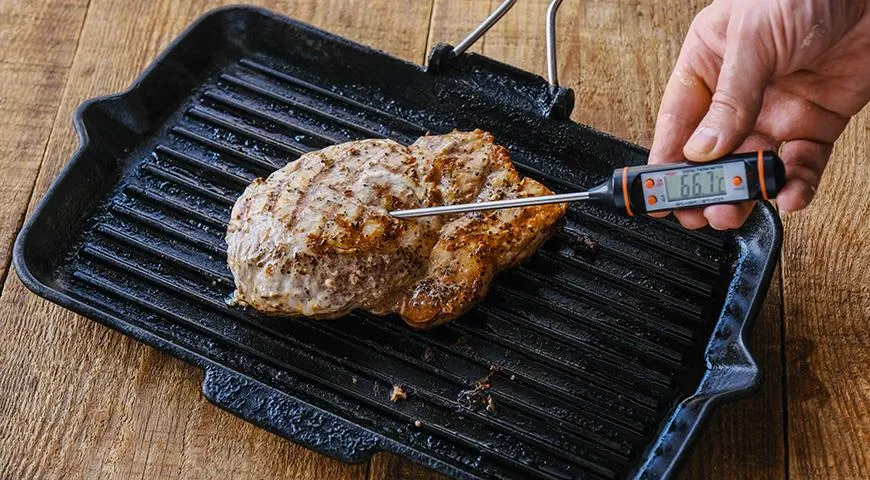 Готовность отбивной можно проверить термометром для мяса — средняя степень прожарки должна быть около 68 °С. Либо слегка нажать пальцем: мясо будет как бы пружинить под нажимом