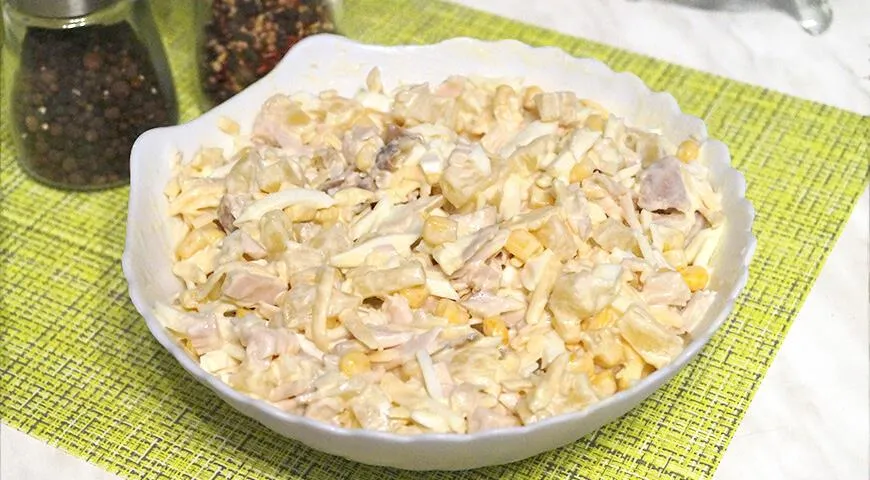 копченая курица грибы ананасы. салат из копчёной курицы с ананасами и грибами. салат с копченой курицей и ананасами и кукурузой. салат с ананасом и курицей. слоёный салат с курицей.