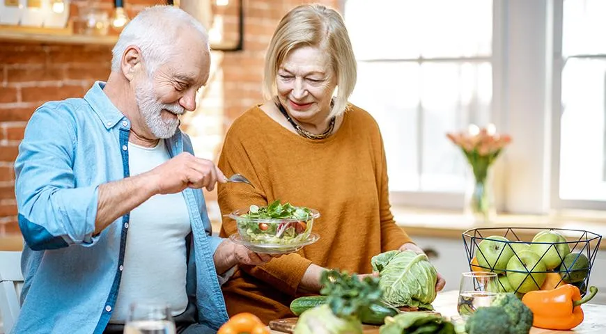 Пожилому человеку желательно есть 5 раз в день и лучше всего в определенные часы — так пища усваивается более тщательно