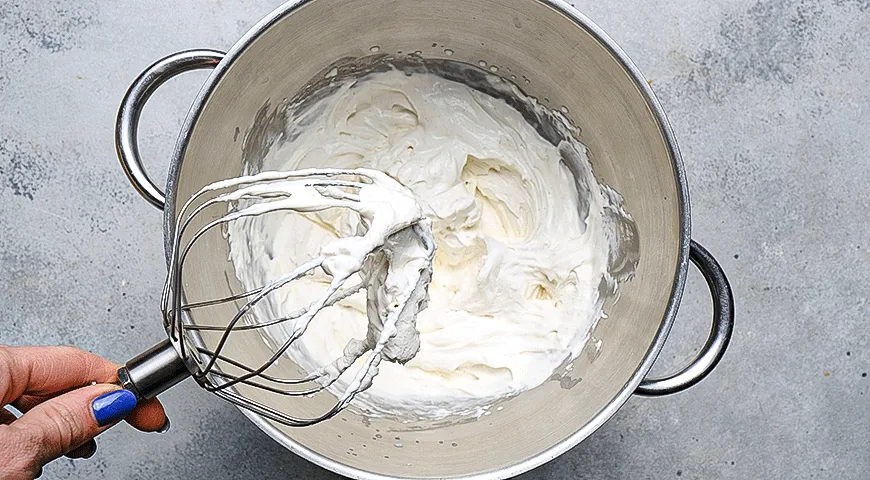 Сливочный десерт с персиками