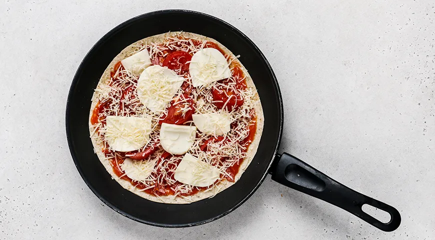 Пицца из лаваша на сковороде