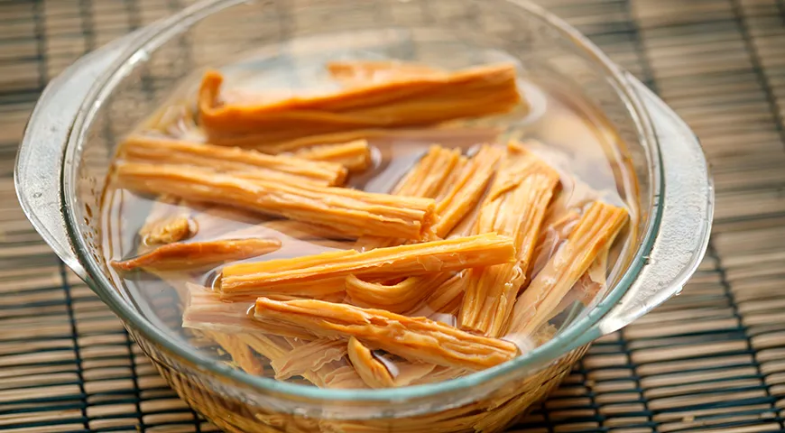 Перед приготовлением сухую соевую спаржу обязательно замачивают
