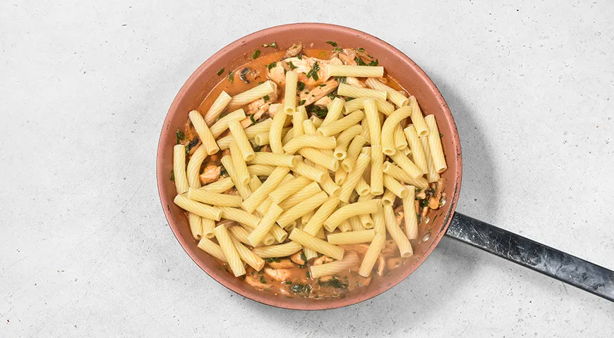 Макароны с курицей и грибами на сковороде