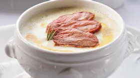 Крем-суп из белой спаржи с ломтиками утиного мяса и сиропом из апельсина