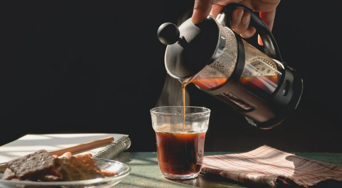 Заваривание во френч-прессе оставляет в напитке кофейные масла, а значит, и дитерпены, влияющие на холестерин