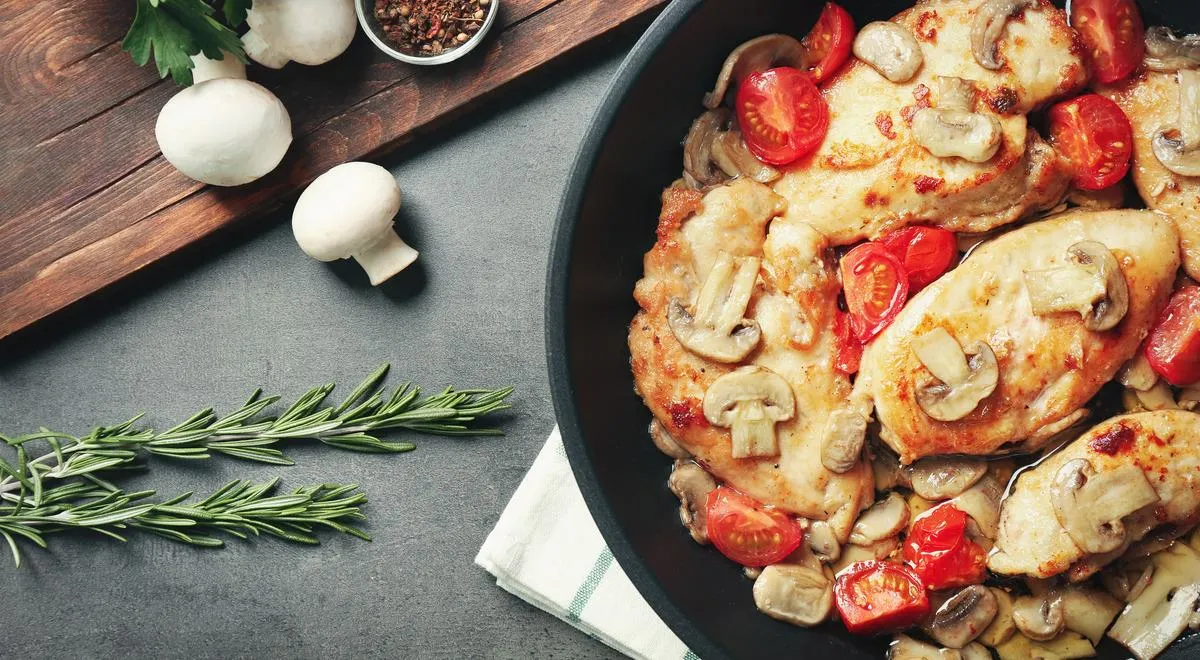 Курица с грибами на сковороде, 9 вариантов приготовления сытного блюда. Плюс лайфхак про грибы