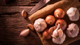 Чеснок и луковый отвар: правда ли они помогают от простуды