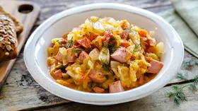 Тушеная капуста с колбасой на сковороде, рецепт с яблочным уксусом