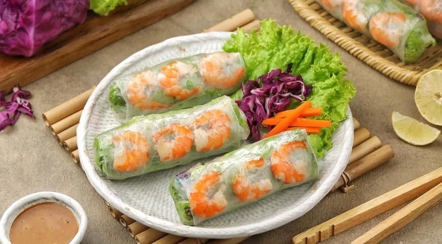 Рисовая бумага идеально подходит для заворачивания разных начинок