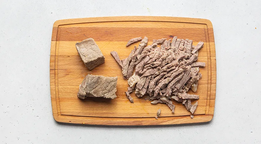 Салат с говядиной, болгарским перцем и маринованными огурцами