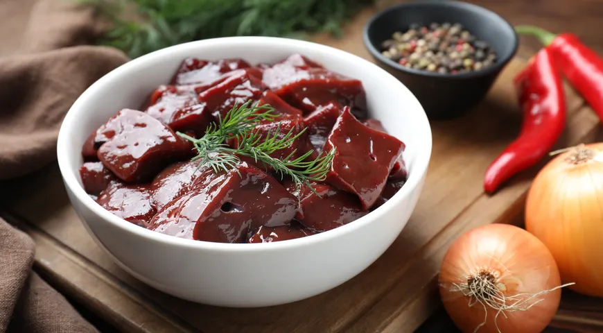 Перед варкой печень можно порезать, так она быстрее приготовится