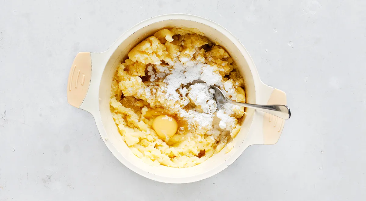 Пюре для картофельных зраз готовится с добавлением яйца и муки (или крахмала). А вот молоко добавлять не нужно!