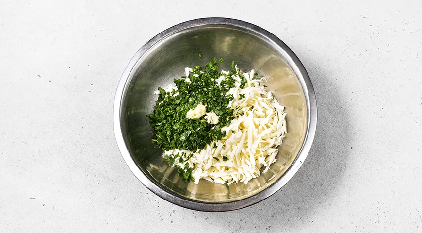 Куриные рулетики с моцареллой в беконе