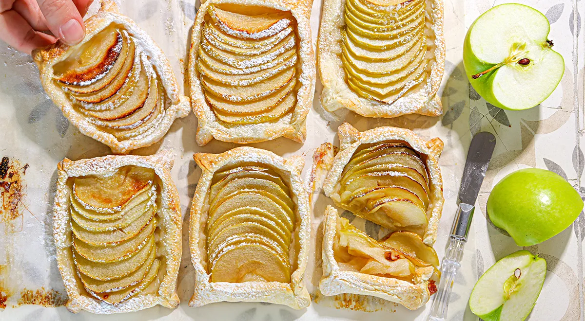 Пирог из слоеного теста с яблоками — рецепты с пошаговыми фото и видео