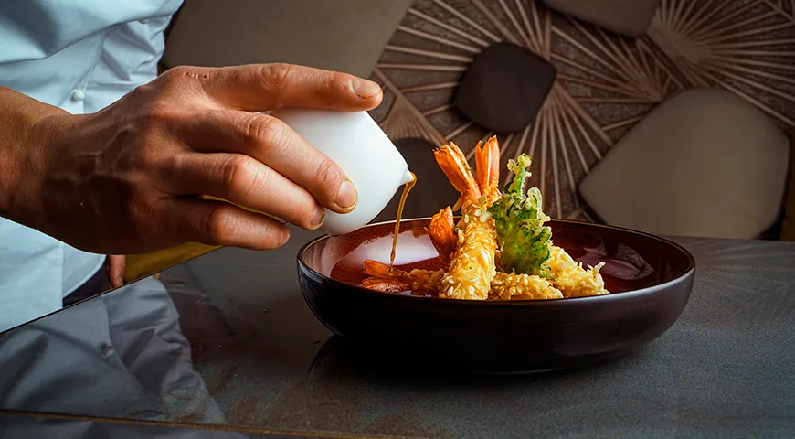  Жидкий кисло-сладкий соус идеален для поливки блюда