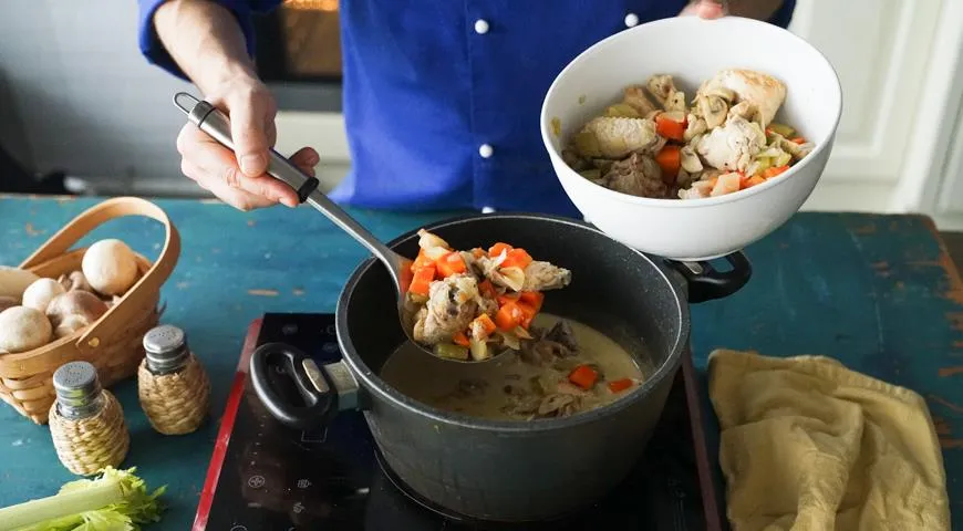 Приготовьте льезон, длбавьте его в соус и верните курицу с овощами и грибами в сковороду, дайте прогреться пару минут