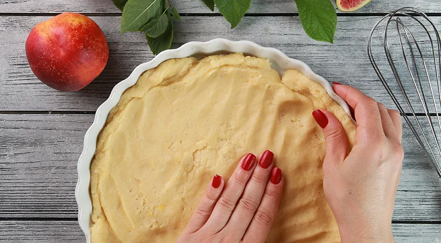 Выложив основу для тертого пирога на маргарине в форму, аккуратно прижимайте тесто руками. Или используйте дно стакана