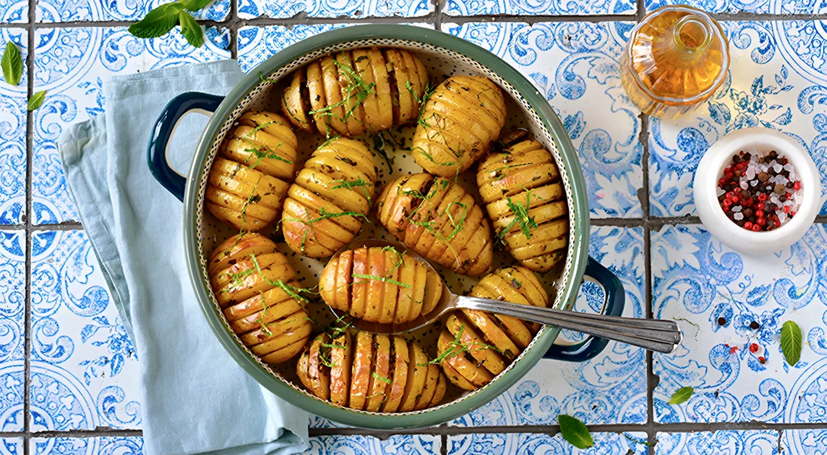 Картофель в духовке: 7 простых и вкусных рецептов