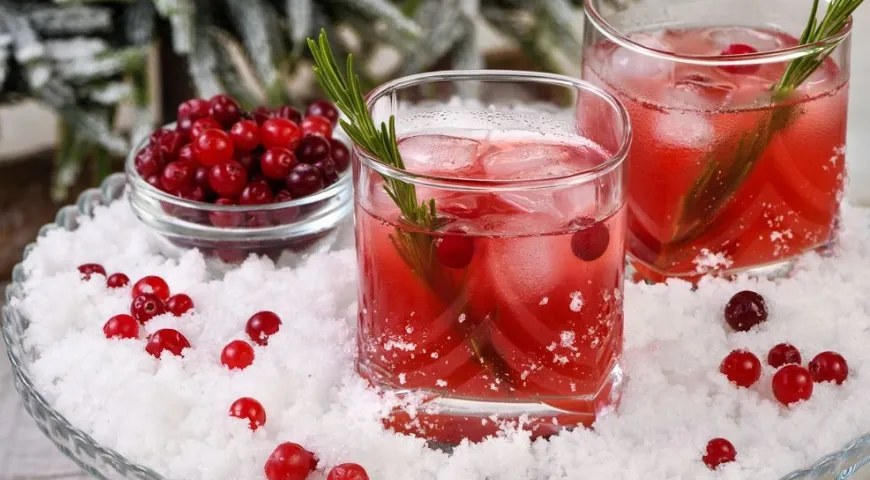 Для приготовления коктейлей на основе водки лучше использовать не магазинные соки или газировку, а натуральные морсы без сахара