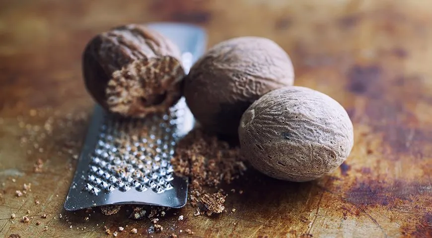 Тертый мускатный орех добавит куриной печенке новый изысканный вкус