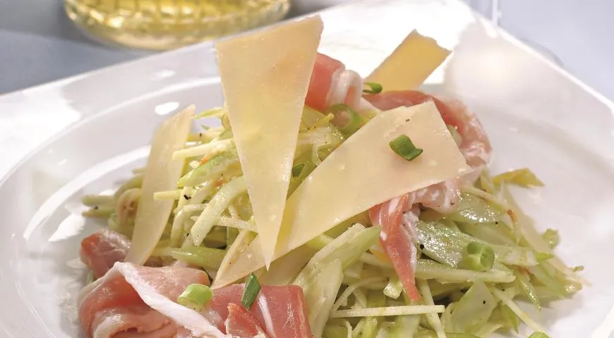Cалат с сельдереем,  окороком и пармезаном