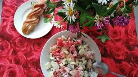 Салат из свежих помидоров с огурцами, зеленым луком и сыром