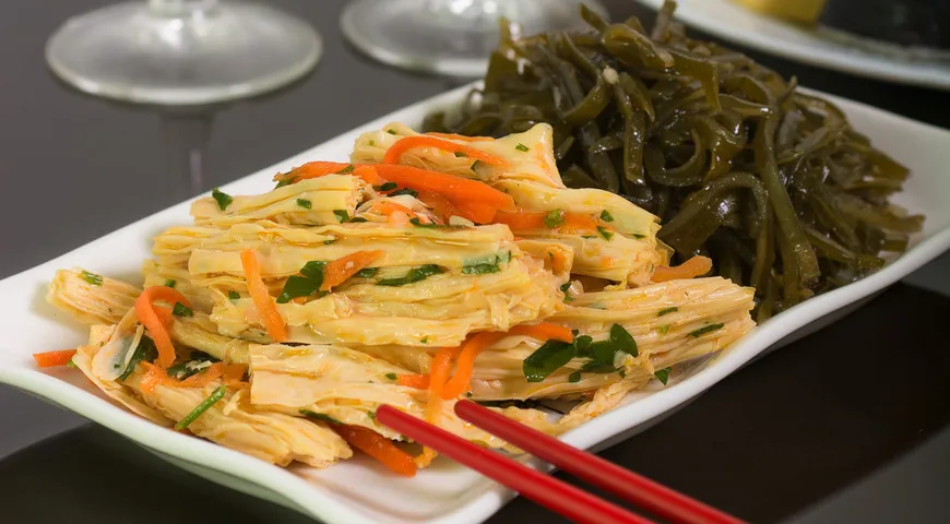 В салат из корейской спаржи нередко добавляют морковь