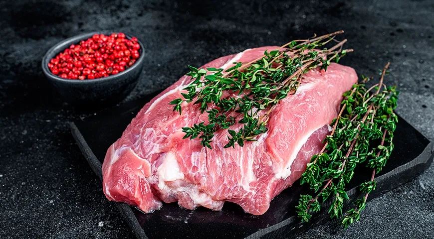 Для мясника свиная лопатка — это массивный отруб весом от 3 до 5 кг и более, расположенный в передней части туши, прямо над передними ногами