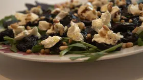 Салат из руколы и вяленой свеклы
