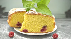 Шарлотка с малиной в духовке