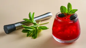 Коктейль «Ежевичные искры»