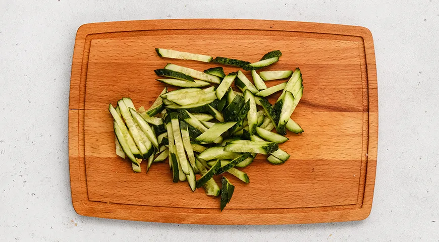 Салат с кальмарами, огурцом и яйцом