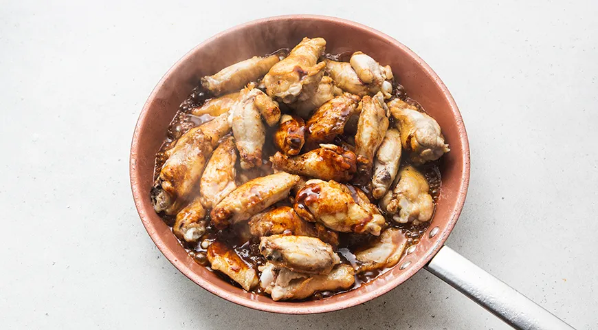 Куриные крылышки в пиве на сковороде