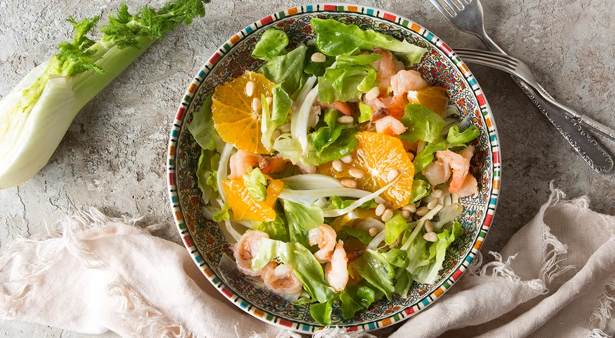 Салат с креветками, кальмаром и апельсином