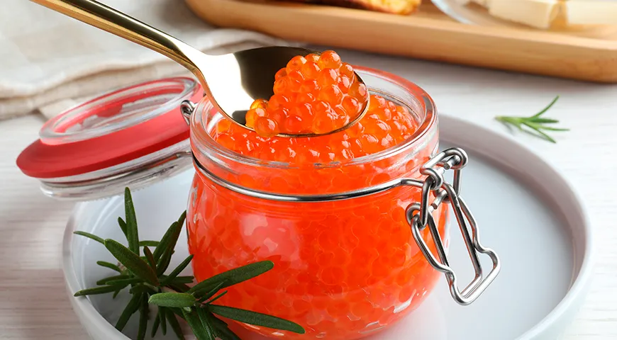 Узнать икру семги довольно просто. Ее икринки — крупные (диаметром 5-7 миллиметров)