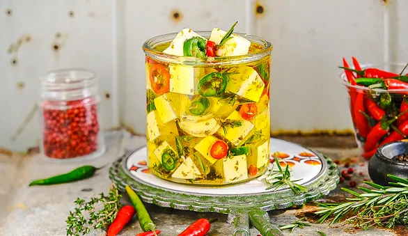 Маринованный с орегано сулугуни