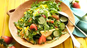 Рецепты с рукколой и клубникой