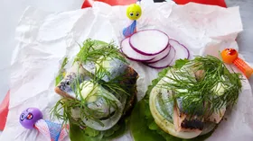 Бутерброды с селедкой и редисом