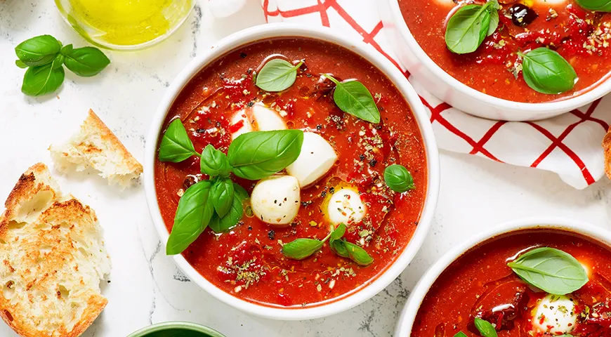 Овощной суп с хлебом и сыром моцарелла