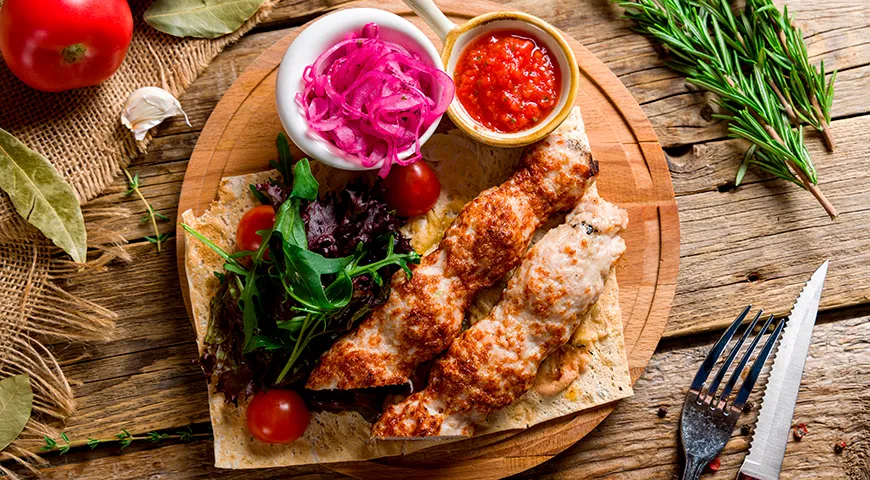 Классическое сопровождение люля из индейки — свежие и маринованные овощи