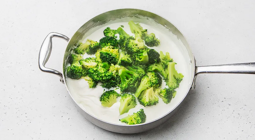 Брокколи в сметанно-чесночном соусе